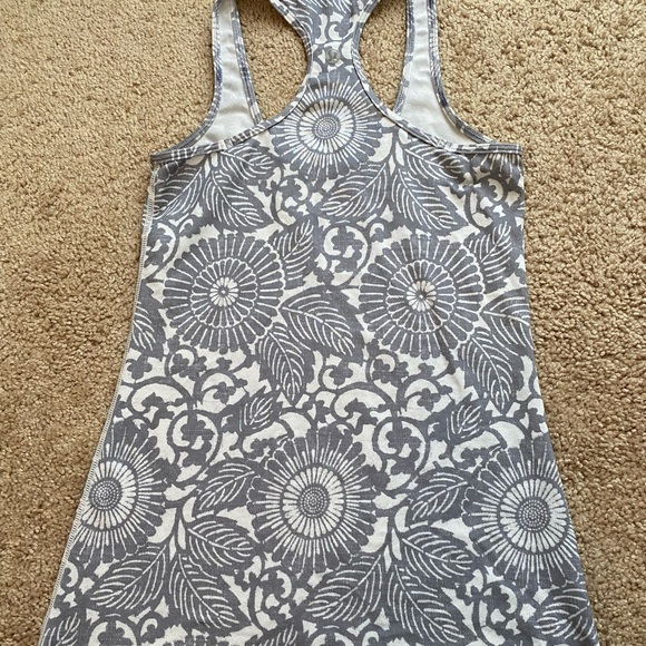 Lululemon racer back tank size 4 - Picture 3 of 3